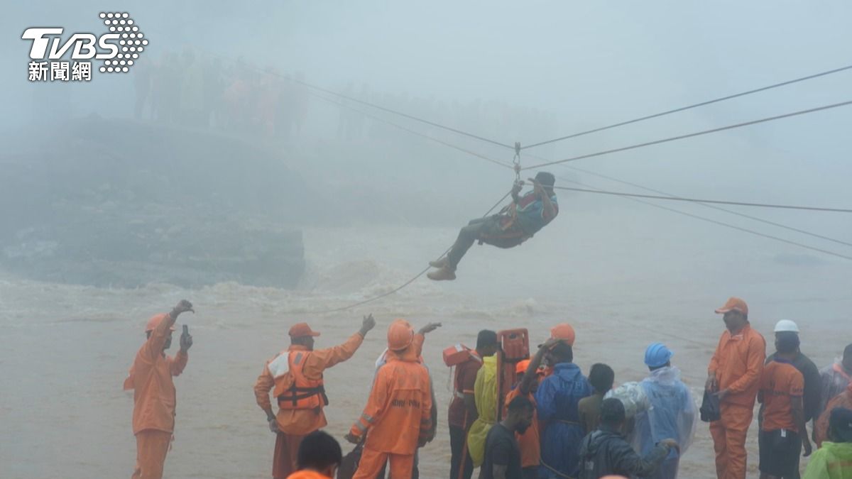 印度南部喀拉拉邦山區因豪雨發生土石流,救災人員被迫用流籠救人。(圖/達志影像美聯社)