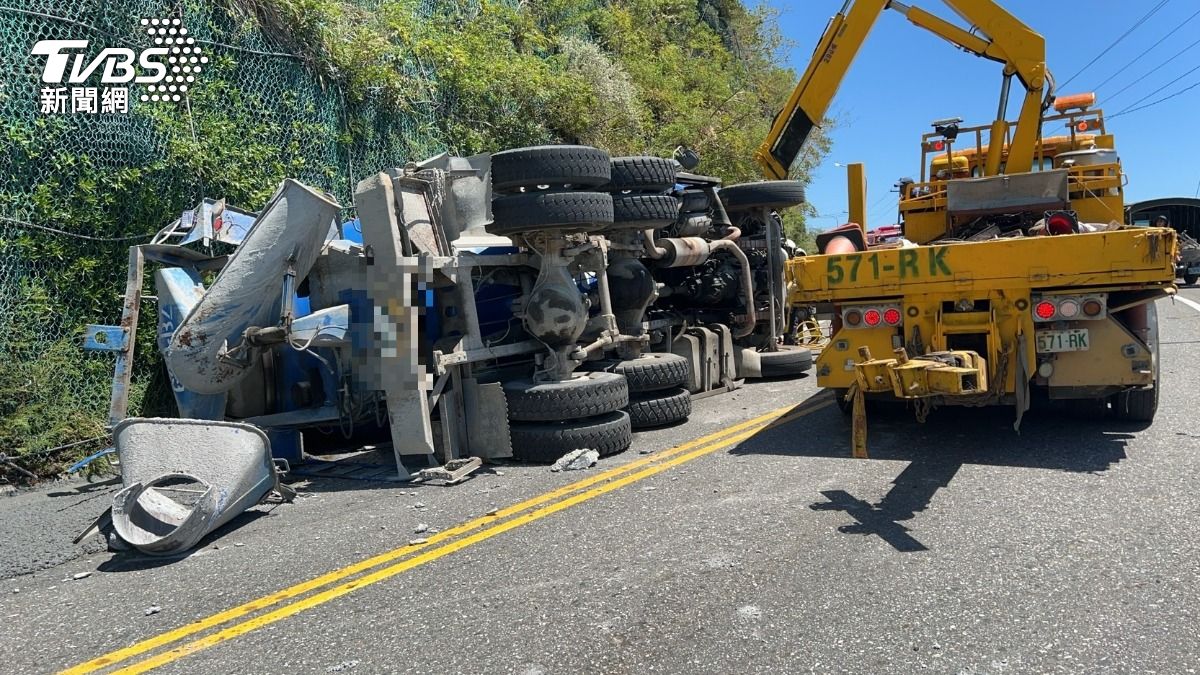台9丁線嚴重事故!水泥車過彎失控翻覆 駕駛雙腿慘被壓斷