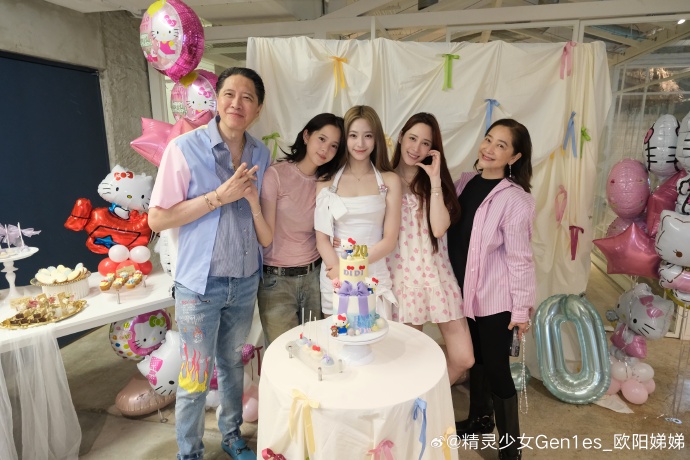 歐陽龍、歐陽娜娜、歐陽娣娣、歐陽妮妮、傅娟。（圖／翻攝自歐陽娣娣微博）