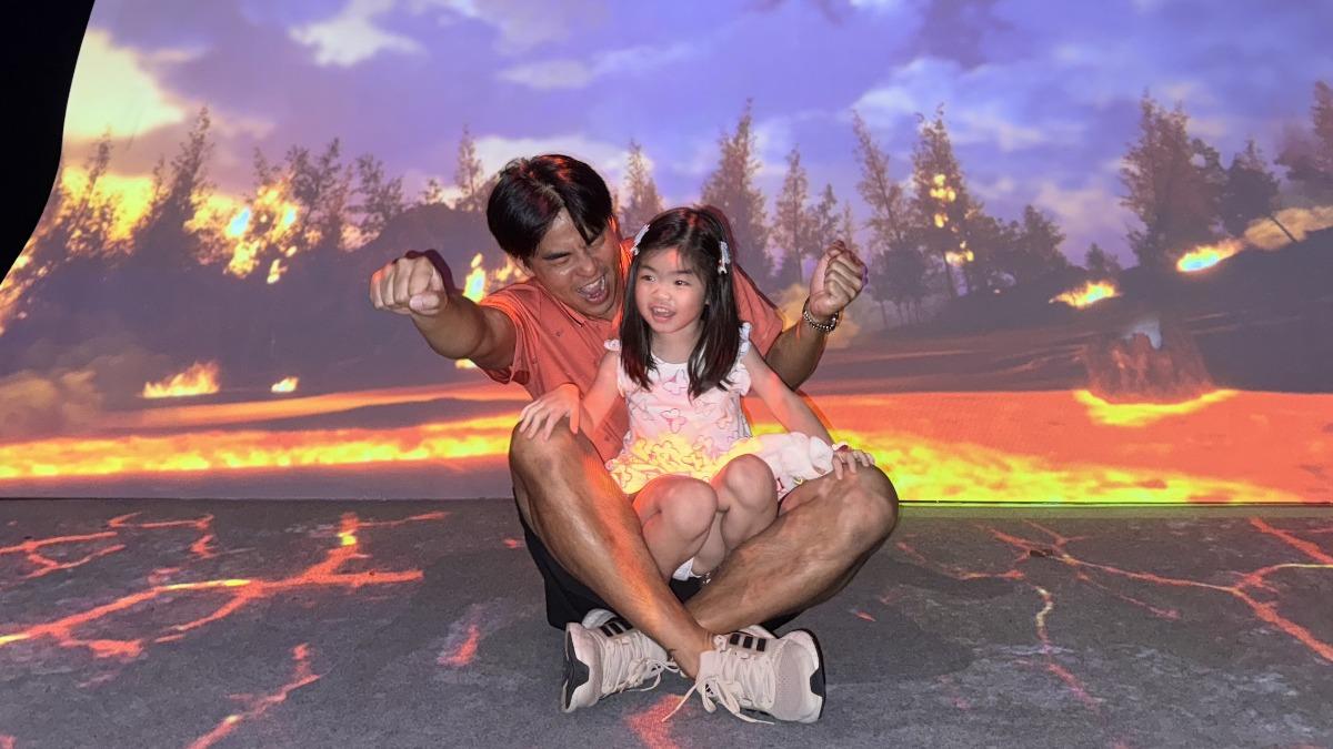 柯有倫愛女逛展「遭恐龍嚇飛」驚魂彈跳 鬆口曝神秘計畫