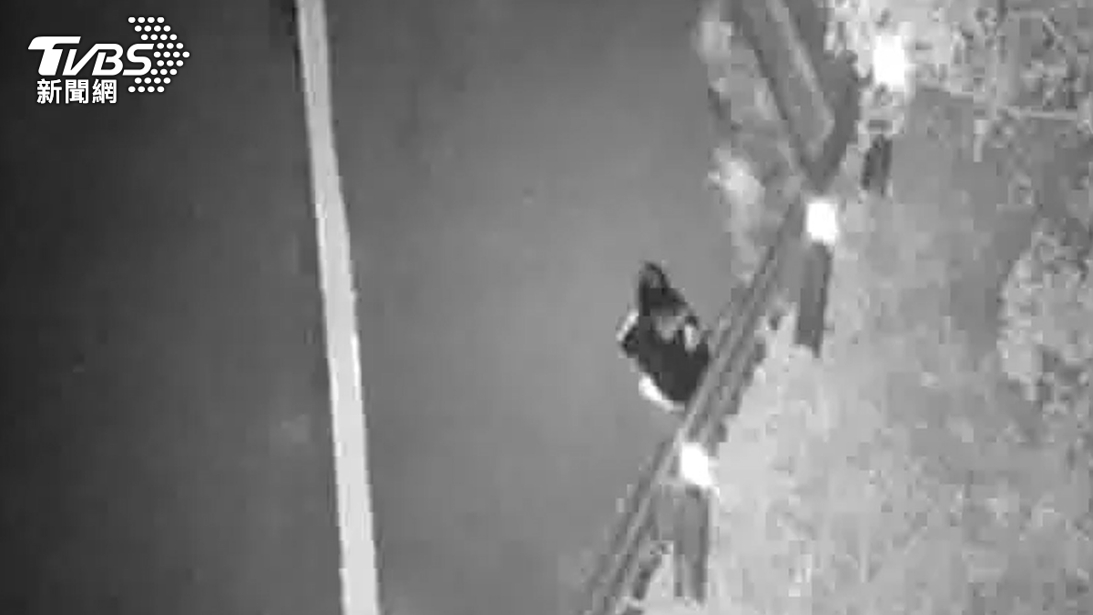 國道版分手擂台？車上吵架遭毆又被丟包避車彎　妙齡女無助蹲地