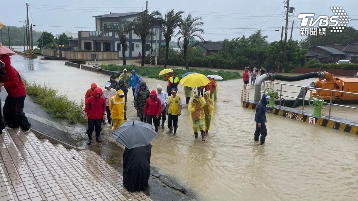 雲林許多地區泡在泥水中。(圖/雲林縣政府提供)