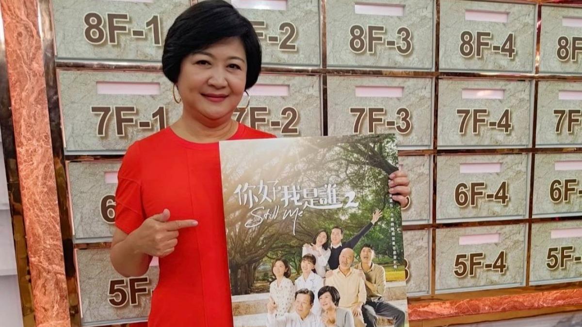 崔佩儀答題不忘打戲,相當敬業。(圖/大愛提供)