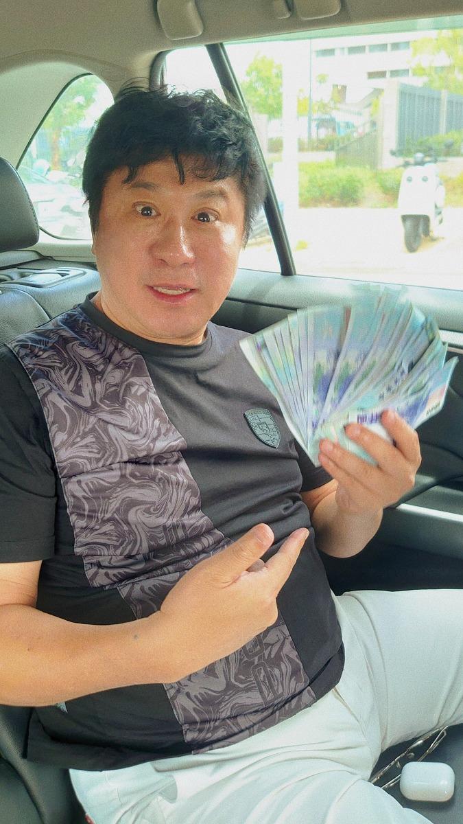 胡瓜在計程車上驚見一疊現金。(圖/翻攝自臉書)