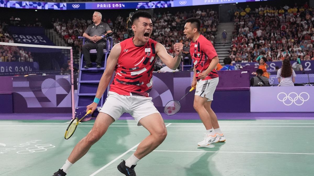 羽球「黃金男雙」李洋、王齊麟擊敗中國大陸勁敵,分組第一晉級8強,王齊麟開心怒吼。(圖/中華奧會提供)
