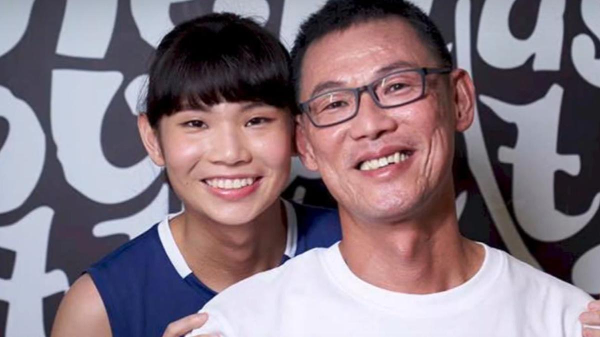 戴爸心疼表示，她能夠走路就已經是奇蹟了。（圖／翻攝自戴姿穎Instagram）