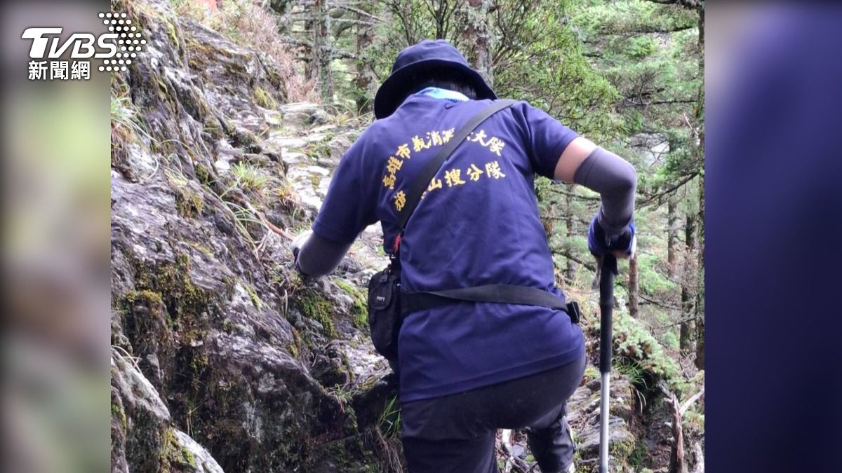 搜救人員最後在山屋外尋獲失聯3人,不幸的是全數都已罹難。(圖/TVBS)