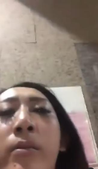 罔腰遭暴力毆打,在電梯門口狼狽不堪。(圖/翻攝自IG @wen810615)