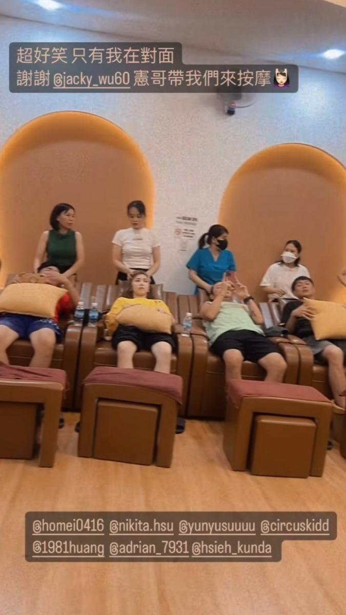 吳宗憲請大家按摩。(圖/翻攝自阿樂IG)