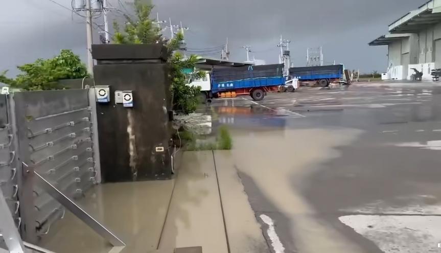 米廠內部沒有太大積水。（圖／翻攝自芳榮米廠臉書）