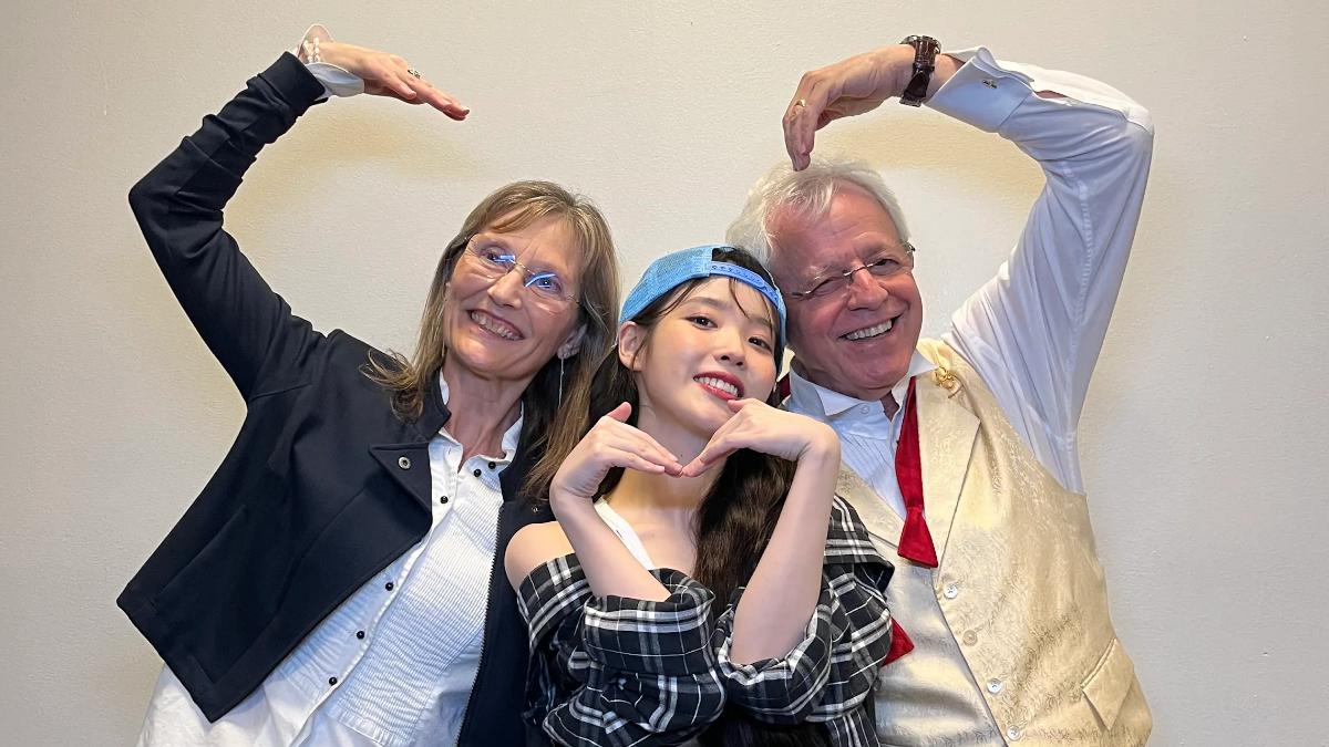 美國76歲鐵粉爺爺圓夢！後台見IU還抱抱拿禮物　狂讚她親切又漂亮