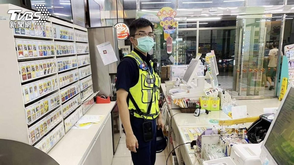 怕沒人顧店!大夜店員慢性病發作不就醫 暖警站櫃台「代班」