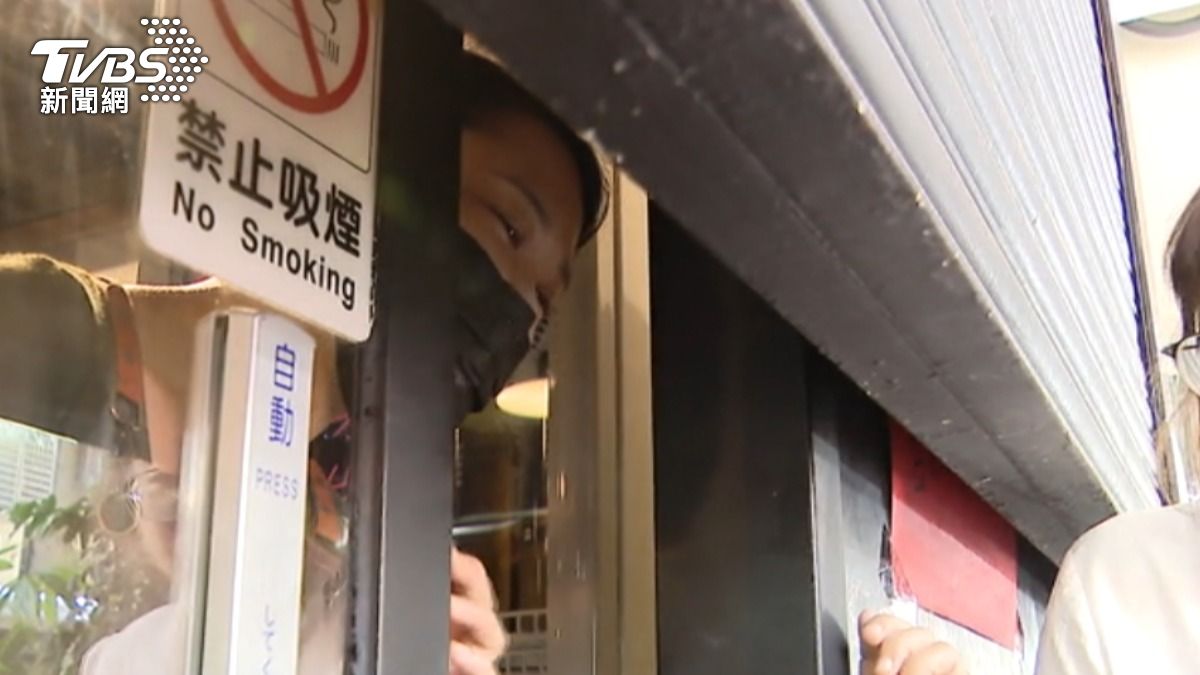 吳詩儀家裡麵店門口也貼上紅榜。(圖/許家瑞攝)