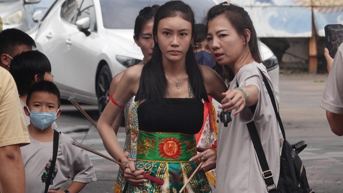 26歲正妹乩身「騎白馬、拿關刀」超吸睛 真實身分竟是4寶媽