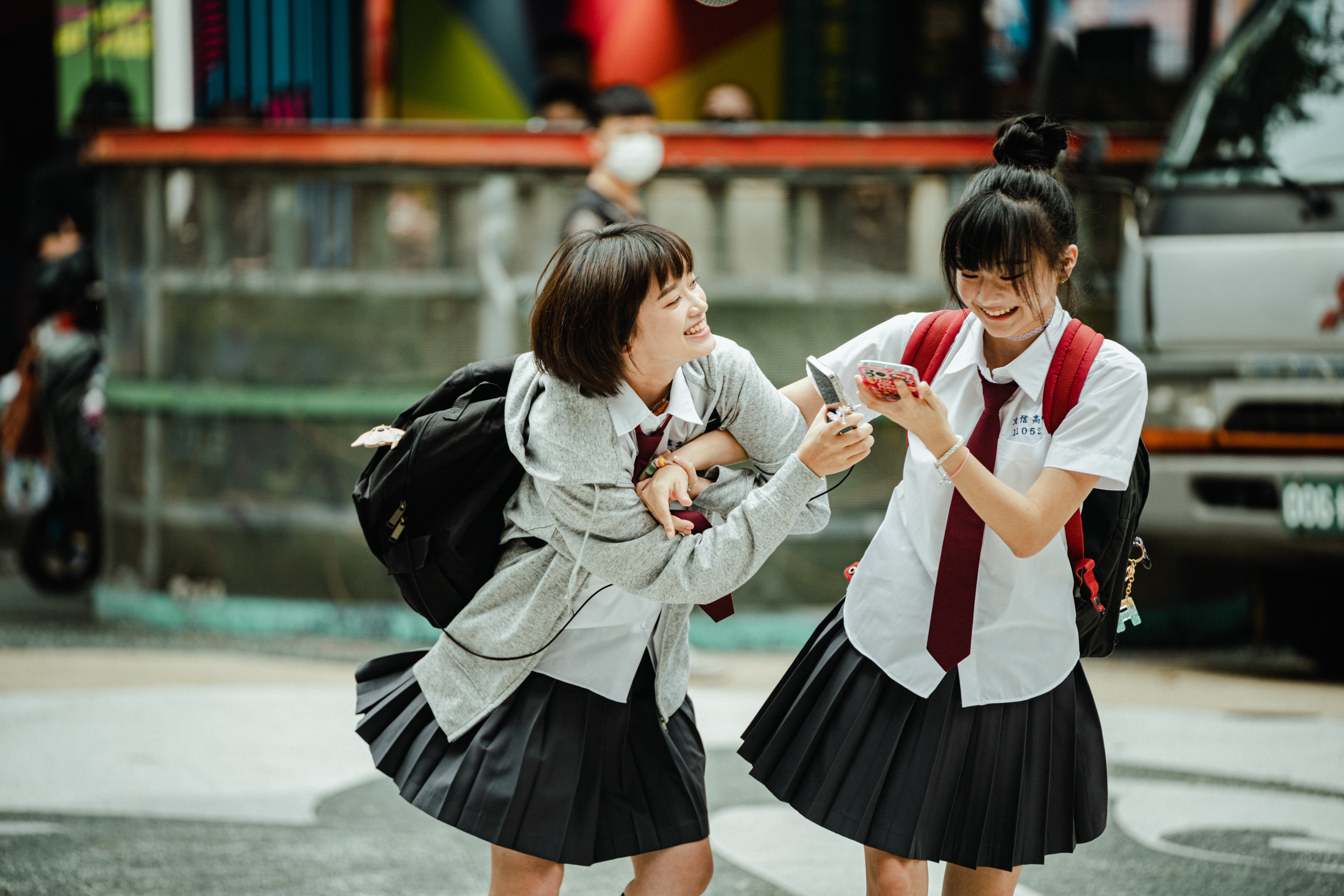 邵奕玫(右)、林詩雅在路邊打鬧。(圖/CATCHPLAY+提供)
