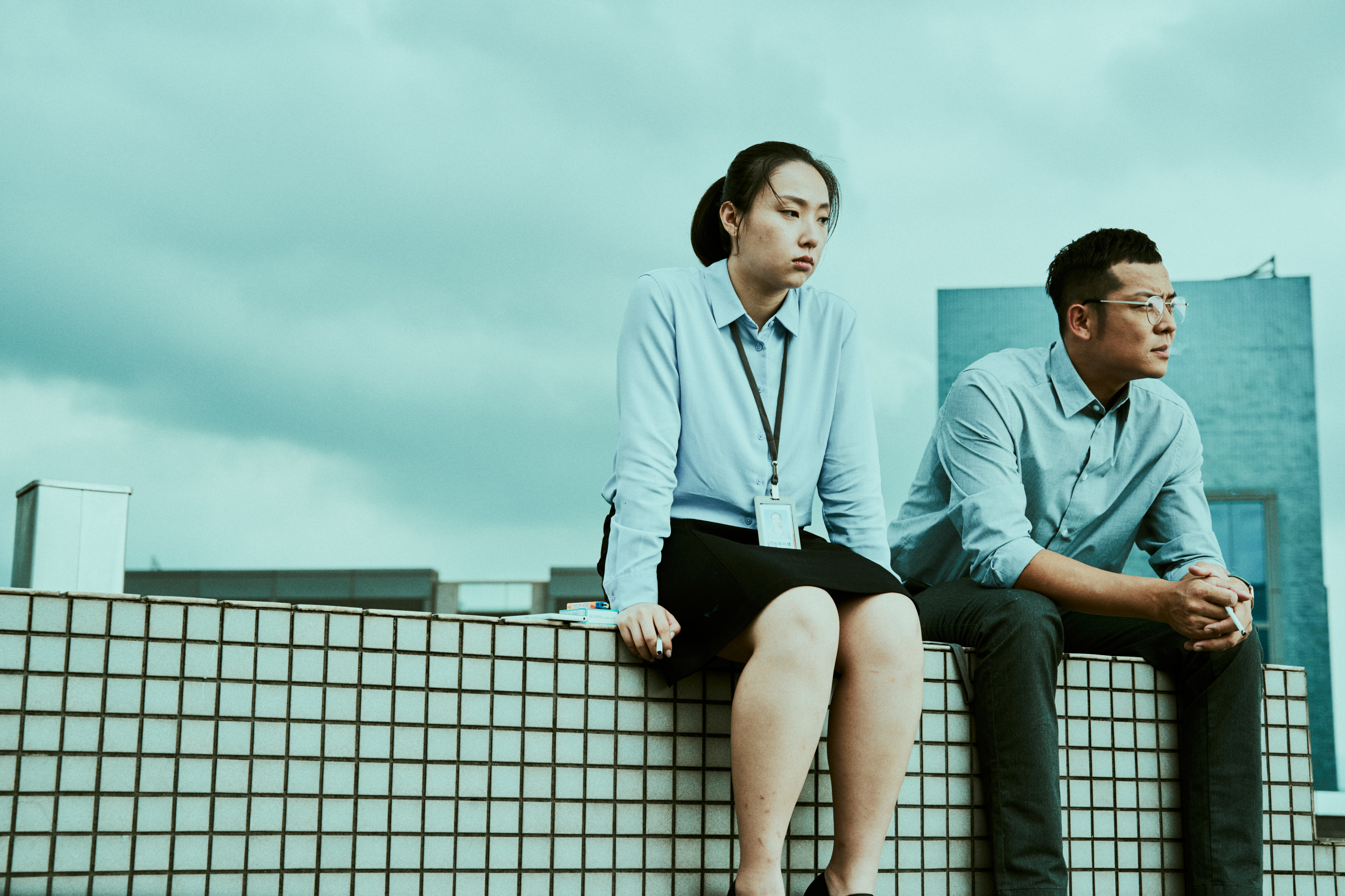 李雪、姚元浩在吸煙區抒發情緒。(圖/CATCHPLAY+提供)
