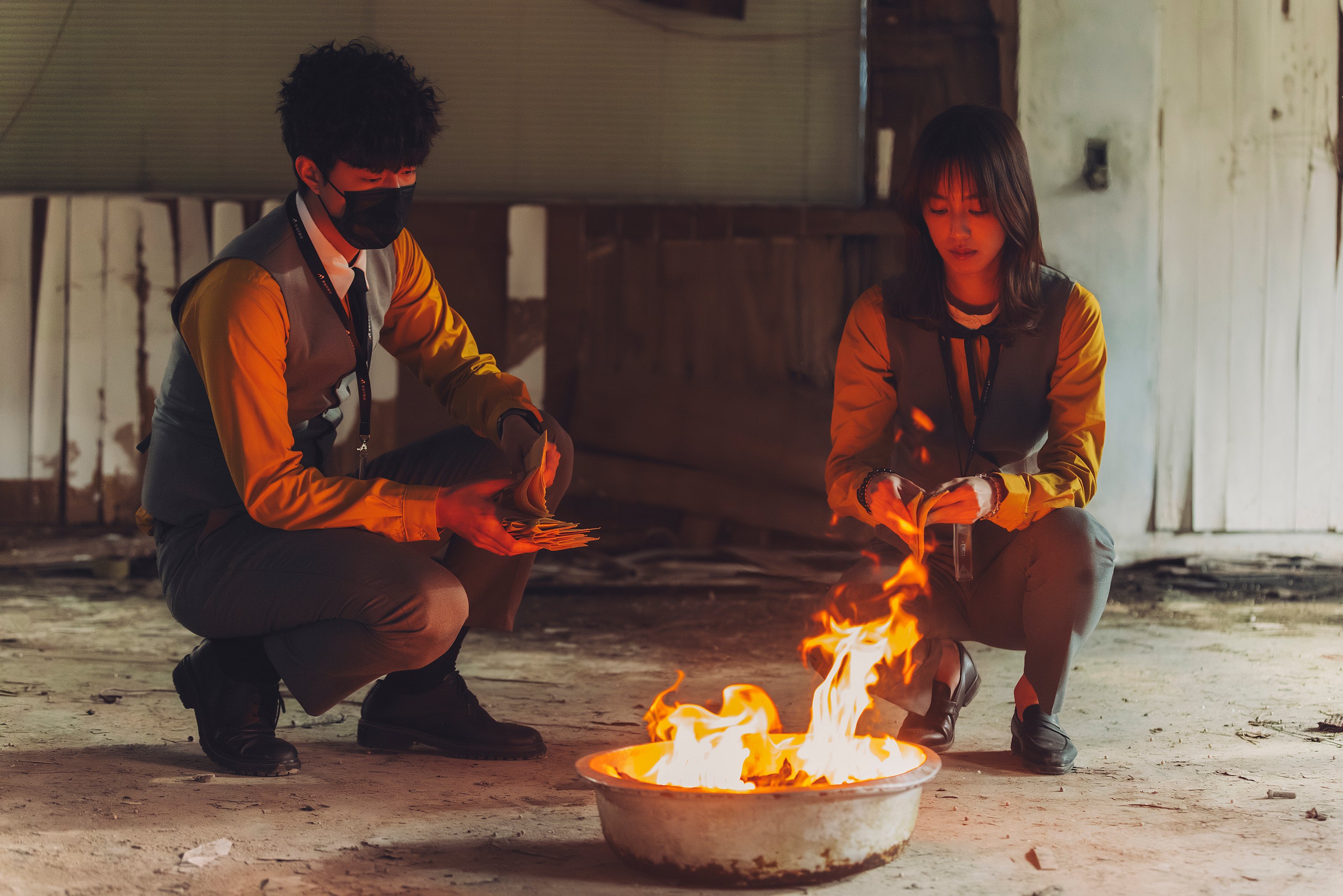 陳庭妮、蔡凡熙在醫院燒金紙拜地基主,希望能順利讓房產成交。(圖/逆光電影股份有限公司提供)
