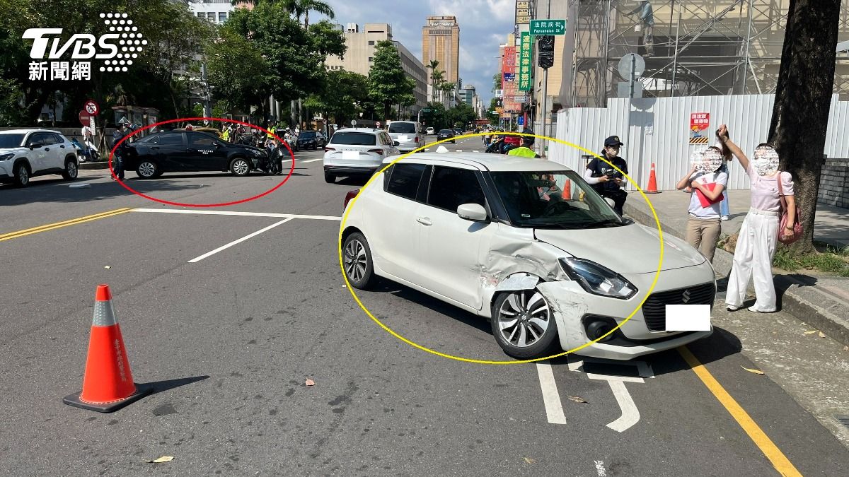 兩車在地檢署出口發生碰撞。(圖/TVBS)
