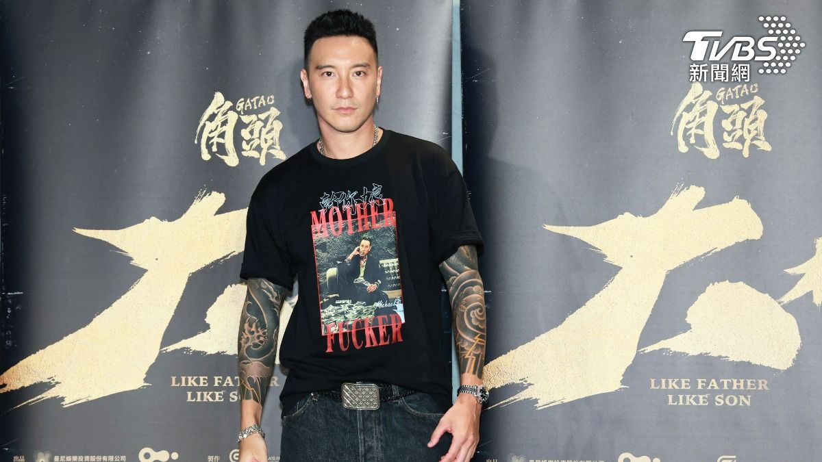 王陽明開百萬阿法遭撞！驚險畫面曝　駕駛肇逃他狂追攔車怒飆：還在笑