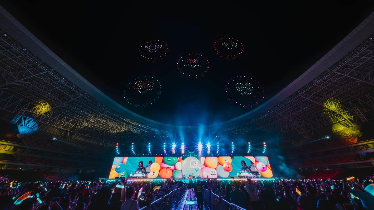 五月天演唱會不只歌曲經典,更有華麗無人機燈光秀。(圖/相信音樂提供)