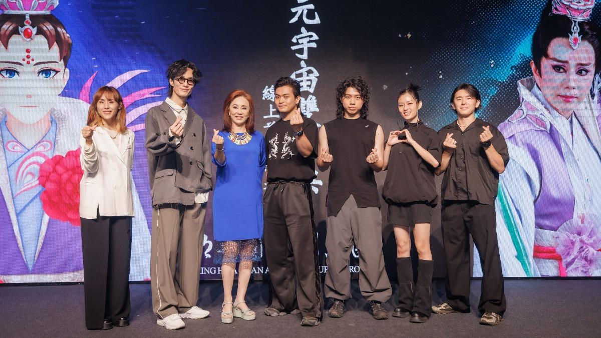 左起陳昭賢、李英宏、孫翠鳳、美秀集團。(圖/明華園提供)