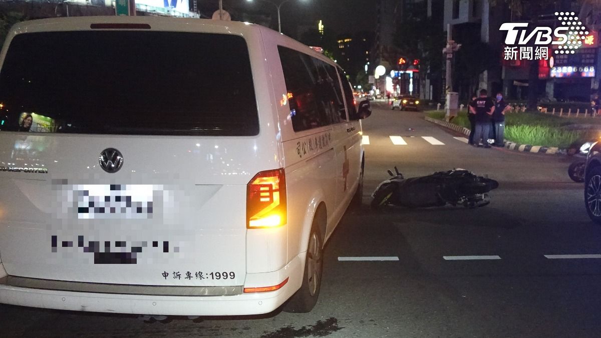 未禮讓?台中機車攔腰撞鳴笛救護車 女騎士摔飛掛彩
