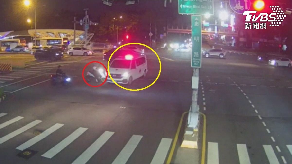 救護車和機車發生碰撞。（圖／TVBS）