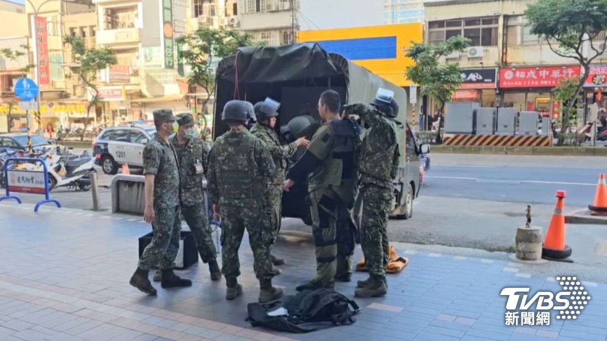 防爆小組已將未爆彈載離現場。(圖/TVBS)