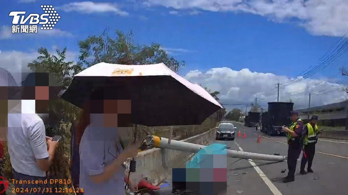 嘉義驚悚車禍！曳引車勾電線扯斷電桿　下秒砸死路過國小師