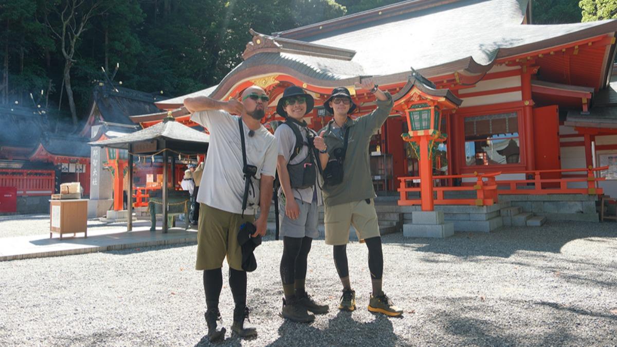 三人參拜神社。(圖/亞洲旅遊台提供)