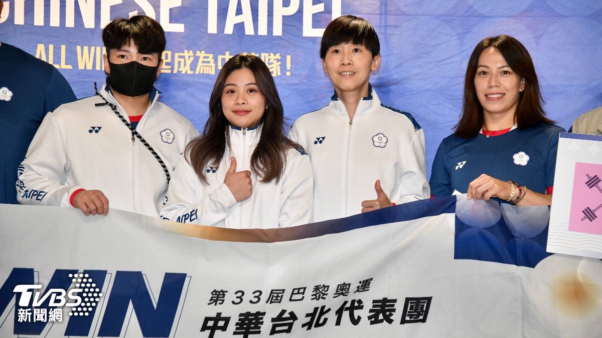 郭婞淳(右1)、陳玟卉(左1)、方莞靈(左2)出戰舉重項目。(圖/胡瑞麒攝)