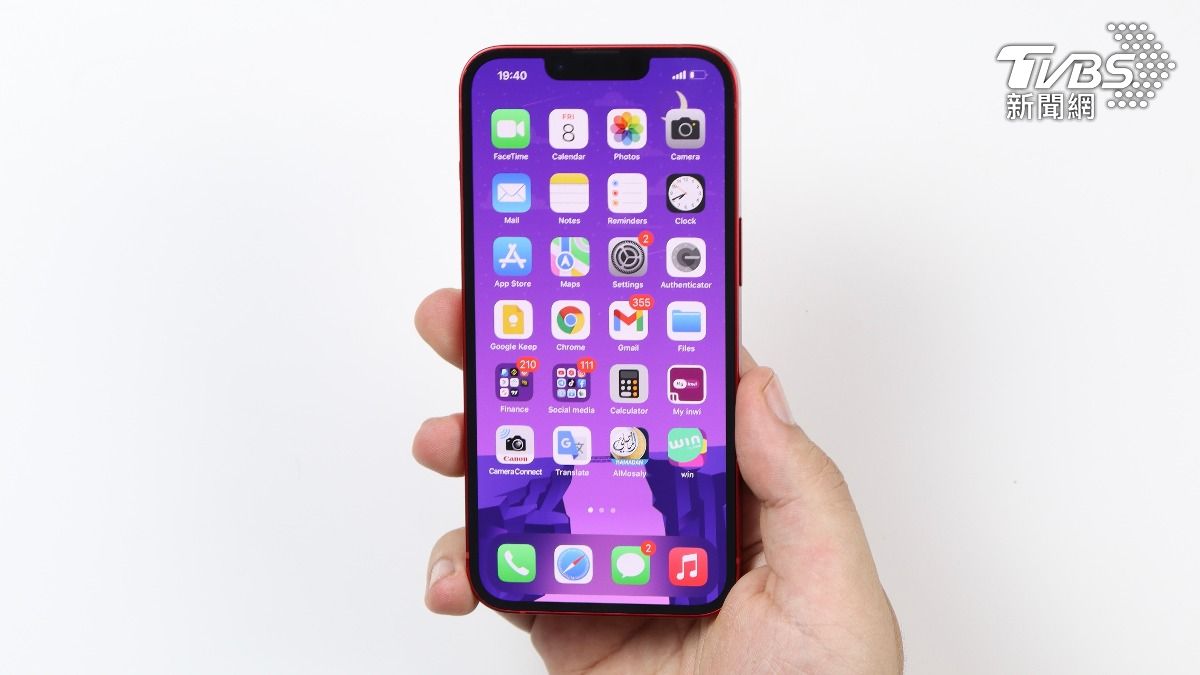 有傳言指出蘋果為了降低生產成本，有意讓iPhone SE 4沿用iPhone 13的螢幕。（示意圖／shutterstock達志影像）