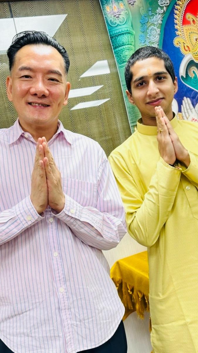 阿南德透過星盤來分析田定豐的人生,讓他驚呼連連。(圖/唱戲世界娛樂提供)
