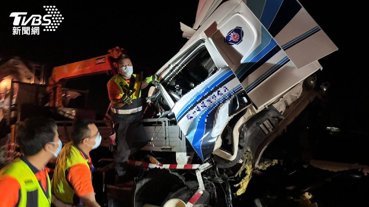 深夜全線封閉!國道4大1小車追撞 聯結車司機腿骨折卡車頭