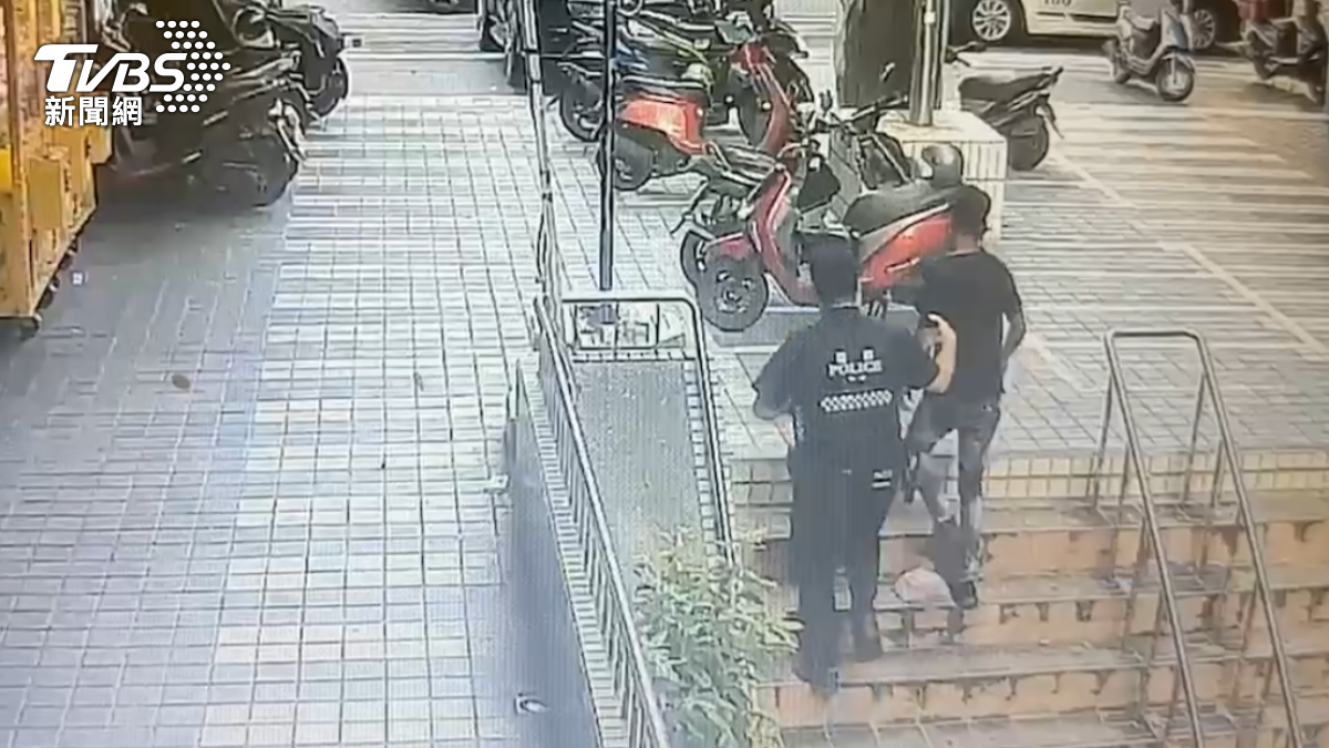 台東男右手遭砍斷，警方獲報趕抵現場。（圖／TVBS）