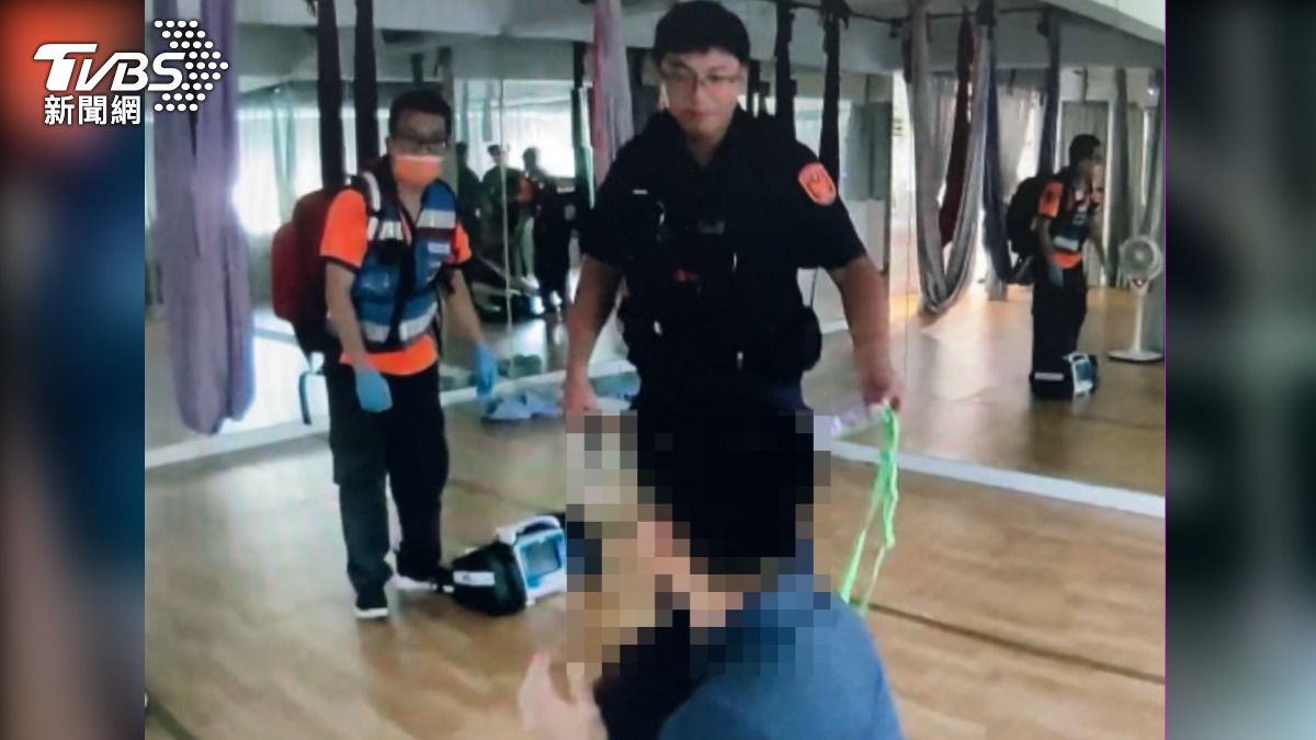 警消人員立即剪斷瑜伽帶,協助石女脫困。(圖/TVBS)