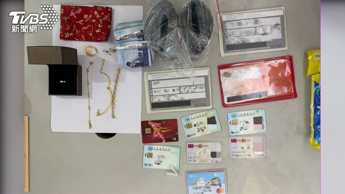 警方查扣贓物。(圖/TVBS)