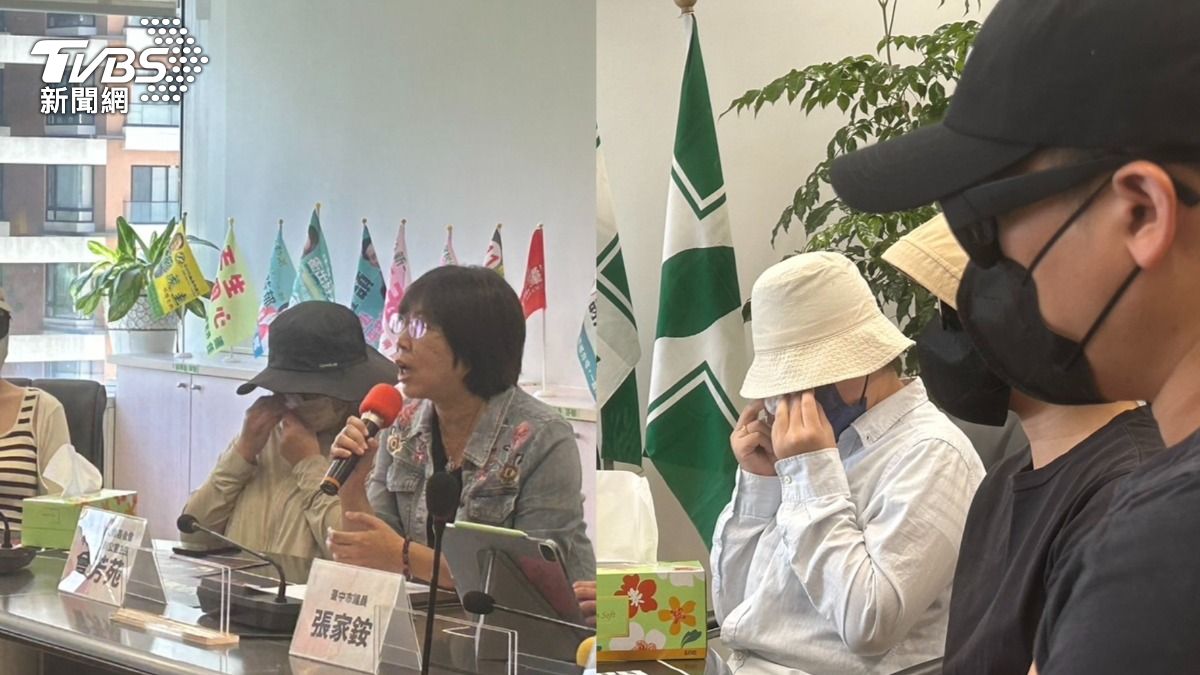 兩名媽媽潰堤。(圖/林冠丞攝)