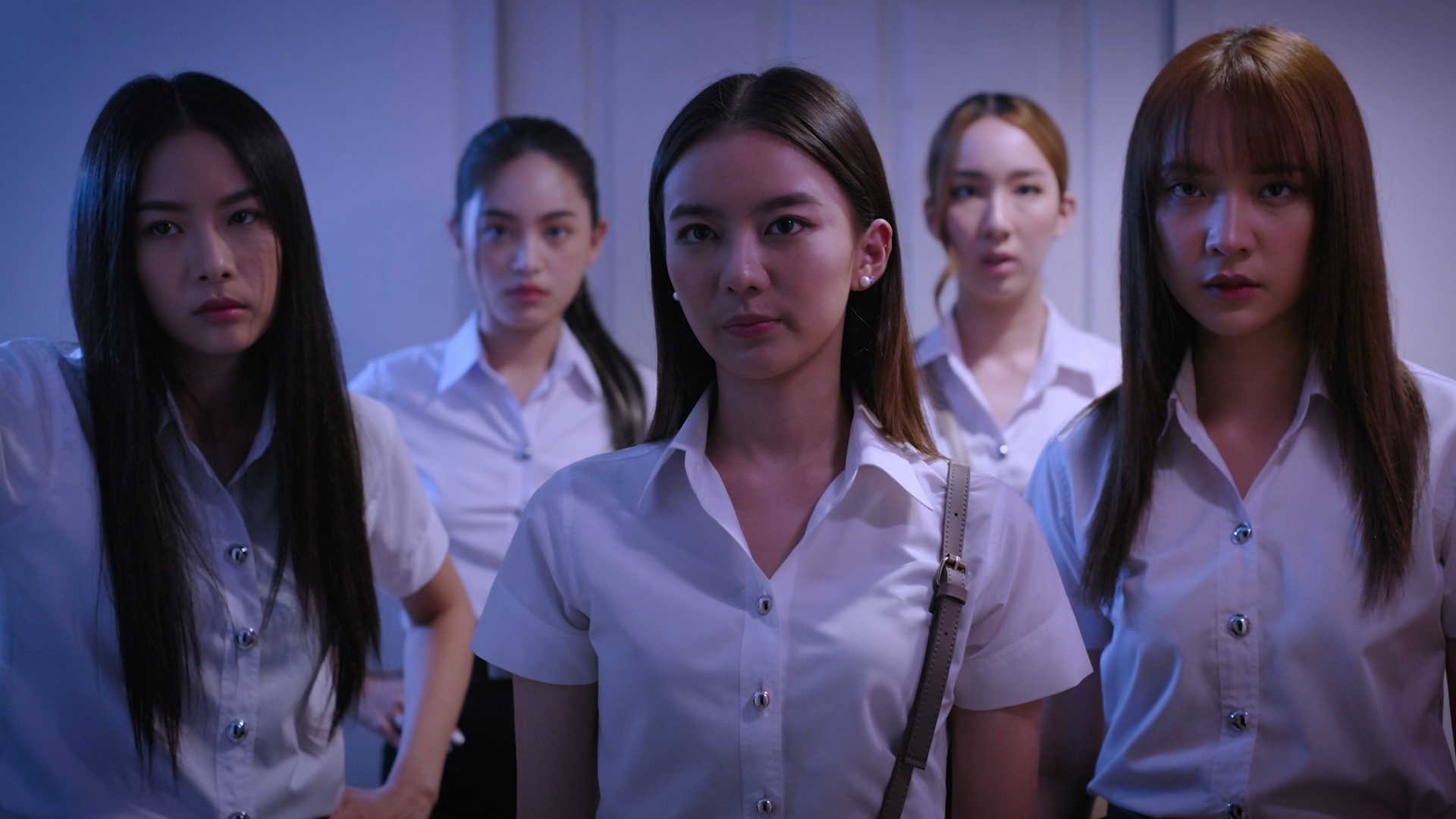 前排左起查雅妮·臣姍卡維、妮查潘·查采芃納、普洛伊湘普·素帕莎、後排左起永瓦蕾·安尼柏爾、莎楠查娜·阿芘莎麥蒙空。（圖／緯來育樂台提供）