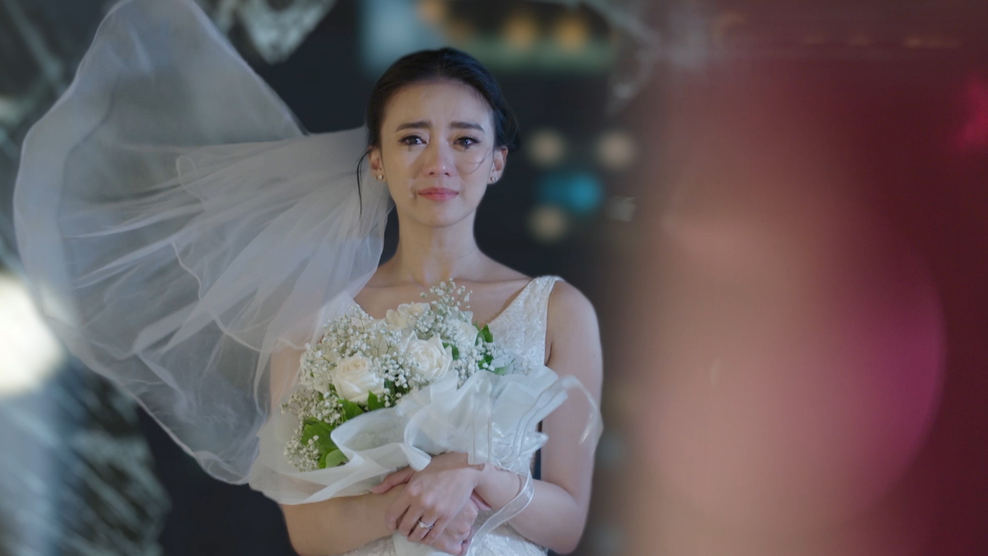 《愛與背叛》女星婚禮遭閨密背叛!「性愛影片」被公開崩潰走絕路