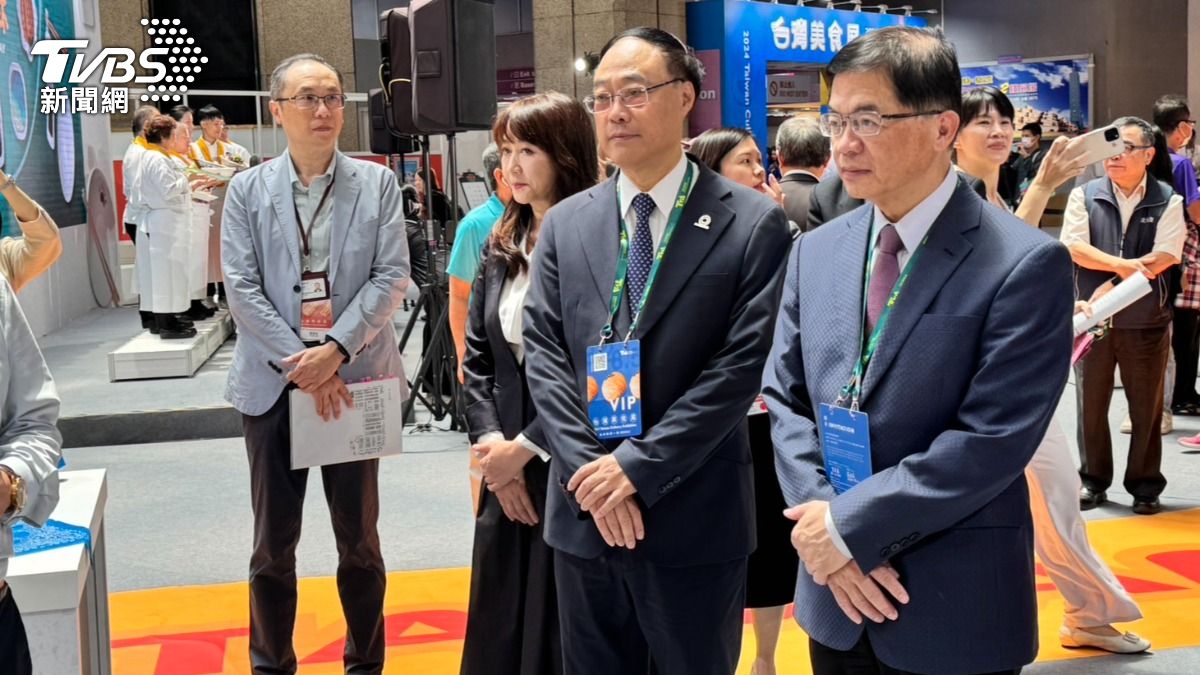 交通部長李孟諺(右)、觀光署長周永暉(左)出席美食展。(圖/謝佩穎攝)