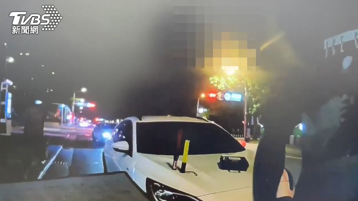 警方宣讀拒測法律效果。(圖/TVBS)