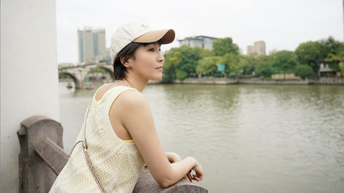 曾沛慈難得走訪杭州,沒錯過欣賞當地美景。(圖/華研國際提供)