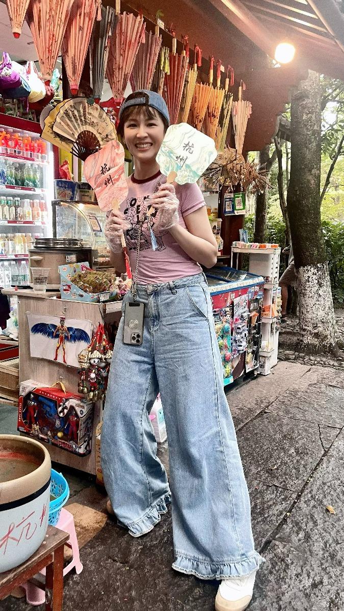 曾沛慈開心體驗手作扇子。(圖/華研國際提供)