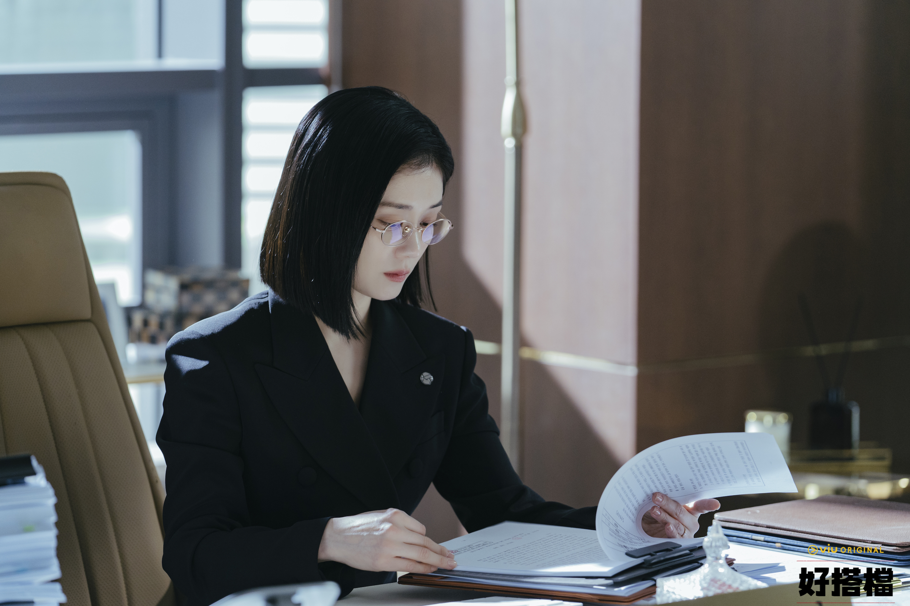 張娜拉飾演擅長辦理離婚的律師,自己同時面對老公對婚姻不忠的問題。(圖/HamiVideo提供)