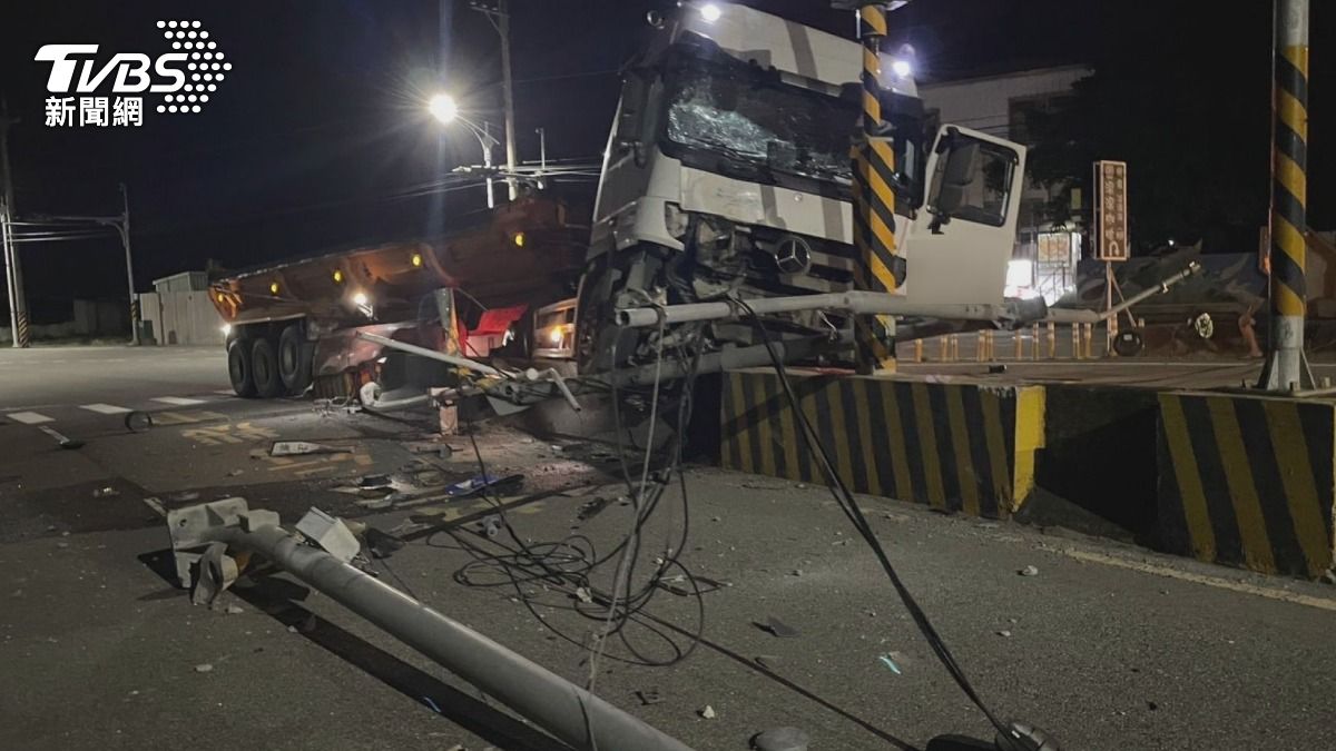 旁邊測速桿挫哩等!苗栗曳引車「騎」安全島 紅綠燈陣亡