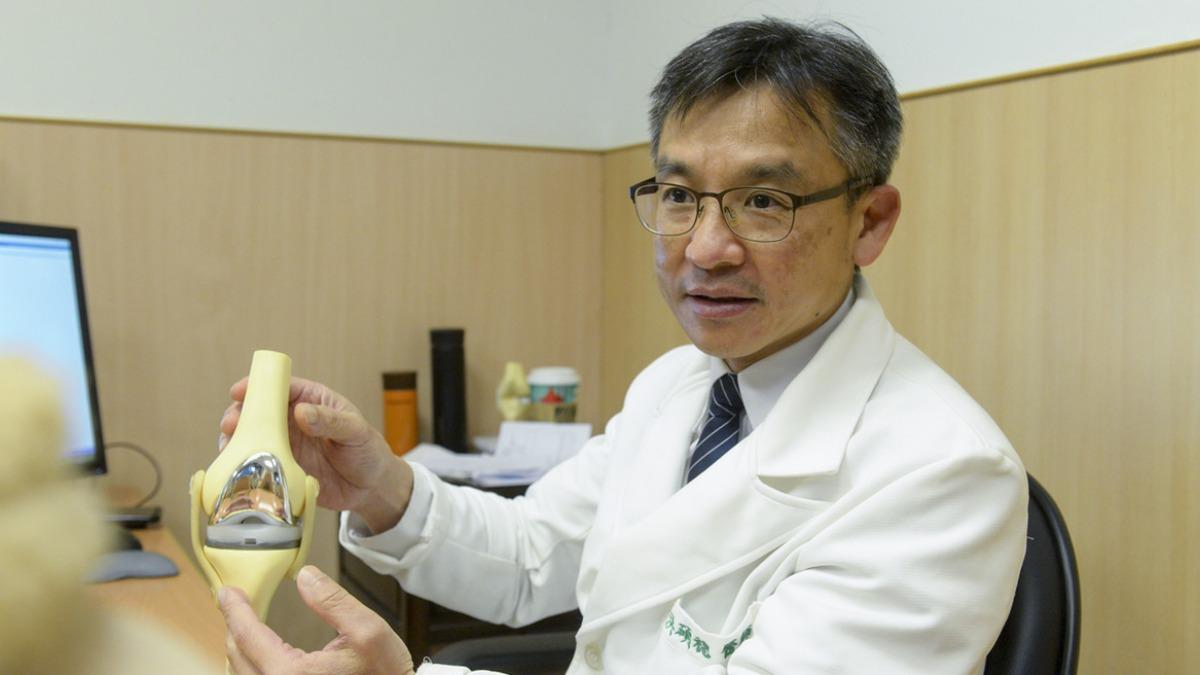 熟女O型腿!竟變長短腳、蹲下就痛 醫用3D列印矯正歪膝蓋