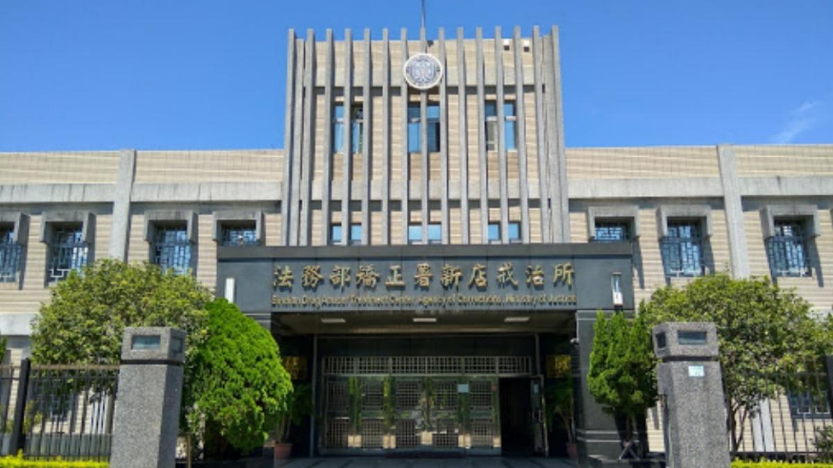 快訊/新店戒治所人犯就醫突揮利剪攻擊法警 下秒慘被噴辣椒水制伏