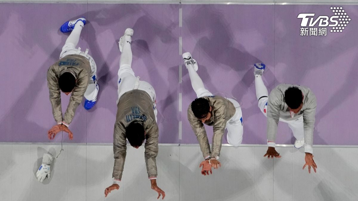 法國擊劍軍刀男團一同做出《七龍珠》主角孫悟空招牌的「龜派氣功」。(圖/達志影像美聯社)