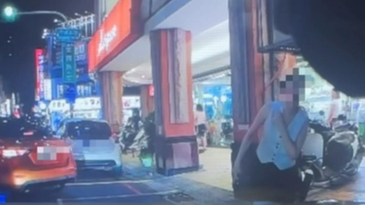 網友看到畫面後卻一面倒支持倒車的橘色車輛。（圖／翻攝自爆料公社）